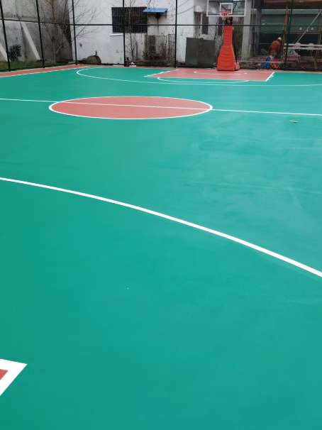 西固 球场长期使用易出现地面开裂